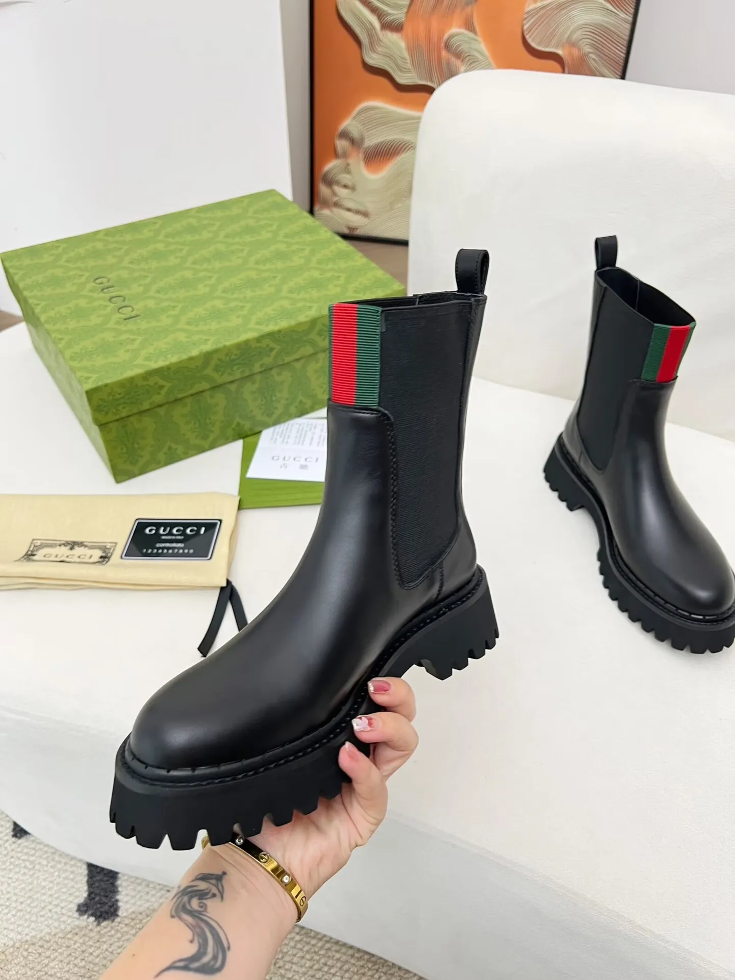 👟👟Ex-factory price 600👟👟 2025 latest version of Gucci GUCCI versatile Martin boots, easy to put on and take off, brand webbing color matching Heel height: 5cm Fabric: cowhide/open edge beads Inner/foot pads: black cowhide 🐂 Outsole is made of foam outsole Color: black Code number: 34-40. 34 and 41 42 Need to be customized Packaging: Comes with card and cloth bag.